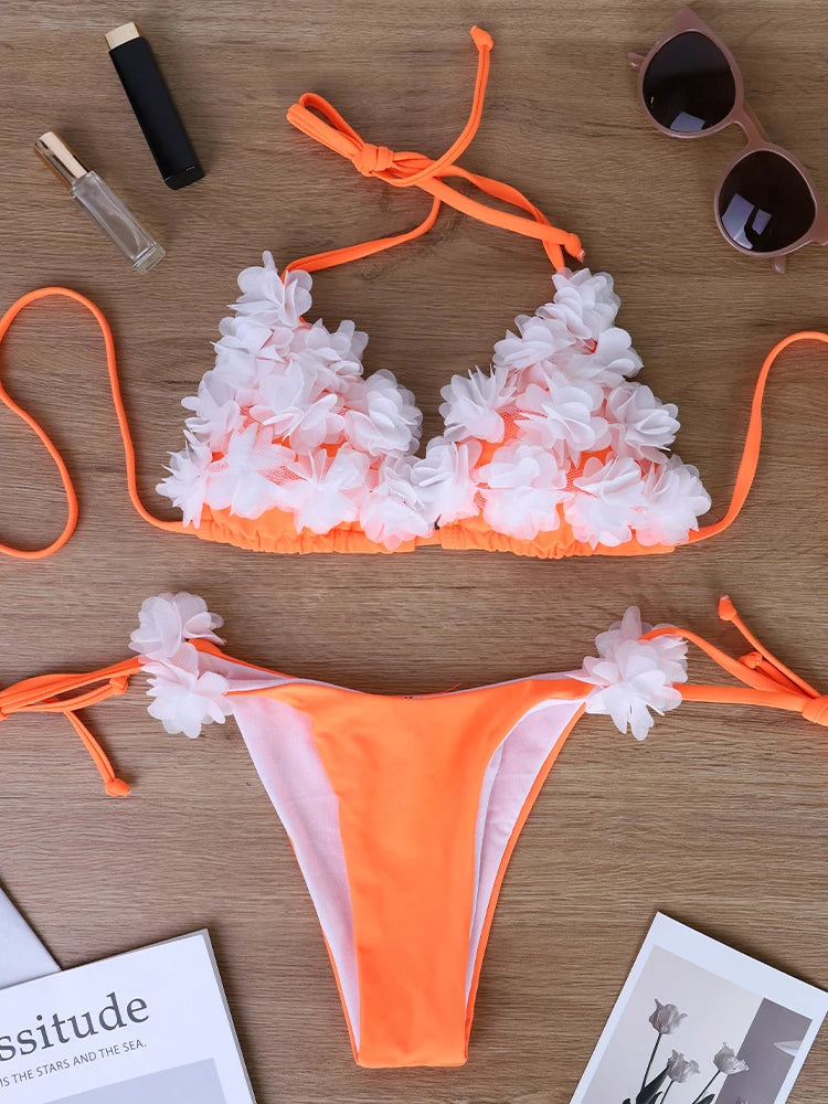 Bikini naranja hecho a mano con flores 3D, cuello cruzado y parte inferior triangular, para pechos pequeños, realza y estiliza.