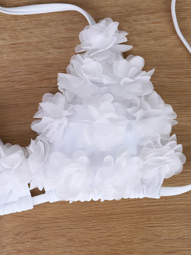Bikini floral blanco de estilo romántico francés, puro y seductor, favorecedor y fotogénico.
