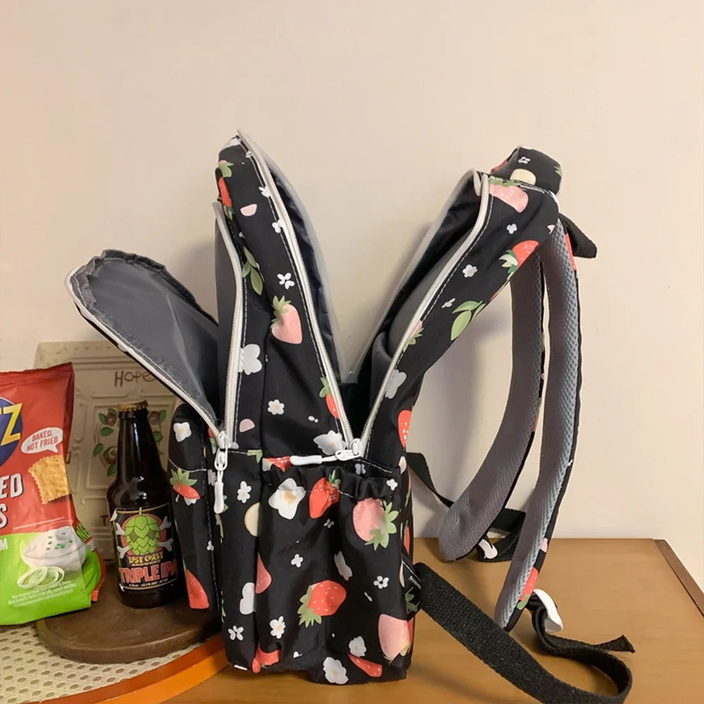 Mochila de Nailon con Estampado de Fresas, Linda y Ligera, Resistente al Agua, con Múltiples Bolsillos, para la Escuela y Uso Diario