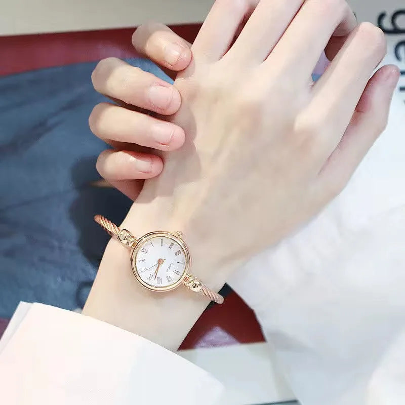 Relojes YIKAZE para mujer, reloj de pulsera con brazalete de oro pequeño, reloj de pulsera de cuarzo Retro de acero inoxidable para mujer, reloj de vestir a la moda