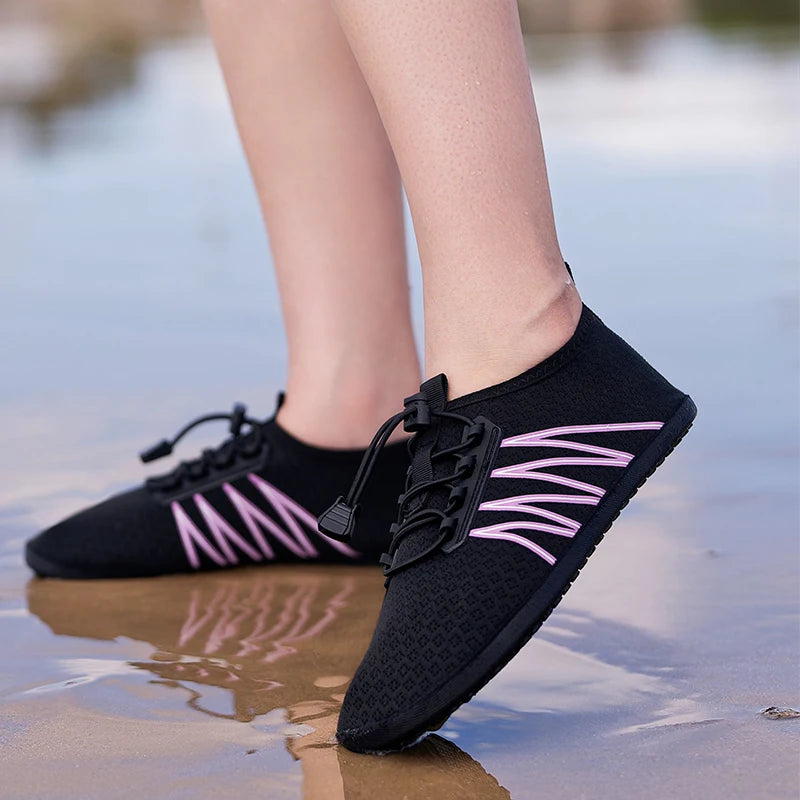 Par de zapatos acuáticos transpirables, zapatos de agua suaves y flexibles para hombre, zapatos de playa antideslizantes para mujer, nuevas zapatillas informales de secado rápido 2025