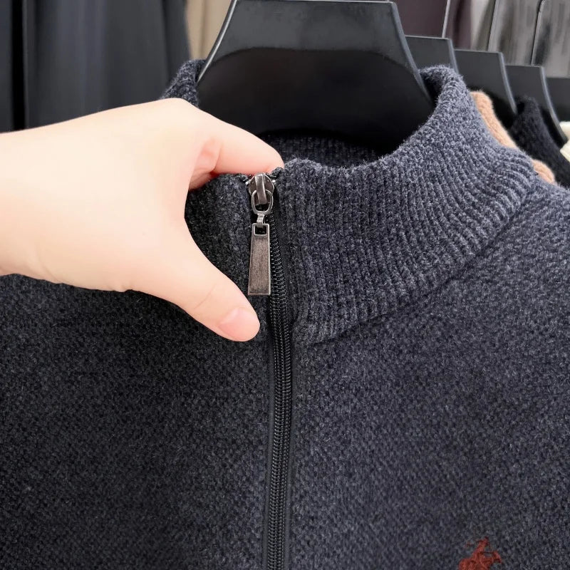 Suéter de Hombre Media Cremallera con Bordado – Cuello Alto