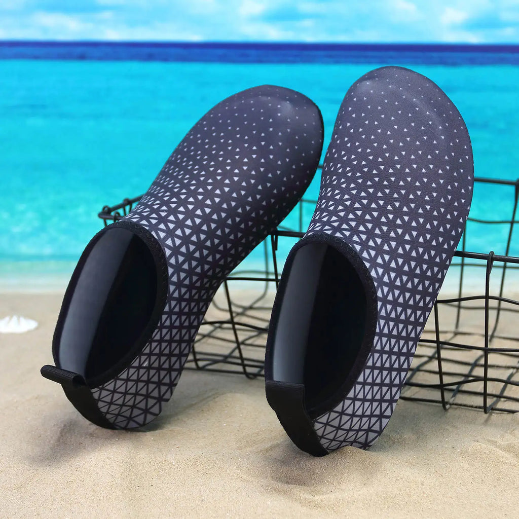 Par de zapatos acuáticos ligeros para hombre y mujer, zapatos de playa para exteriores de secado rápido, antideslizantes, descalzos, verano, 2023