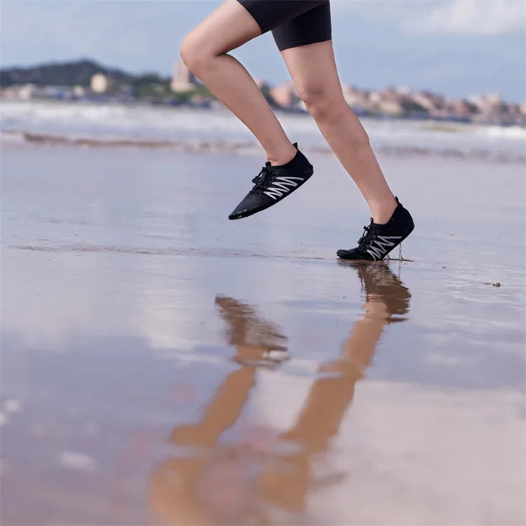 Par de zapatos acuáticos transpirables, zapatos de agua suaves y flexibles para hombre, zapatos de playa antideslizantes para mujer, nuevas zapatillas informales de secado rápido 2025