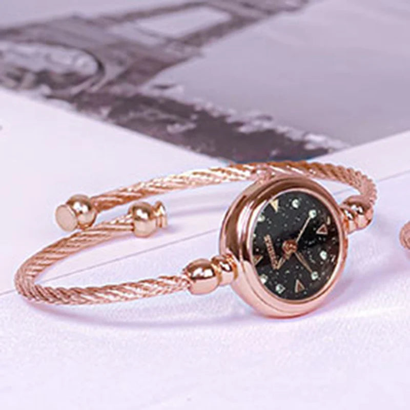 Relojes YIKAZE para mujer, reloj de pulsera con brazalete de oro pequeño, reloj de pulsera de cuarzo Retro de acero inoxidable para mujer, reloj de vestir a la moda