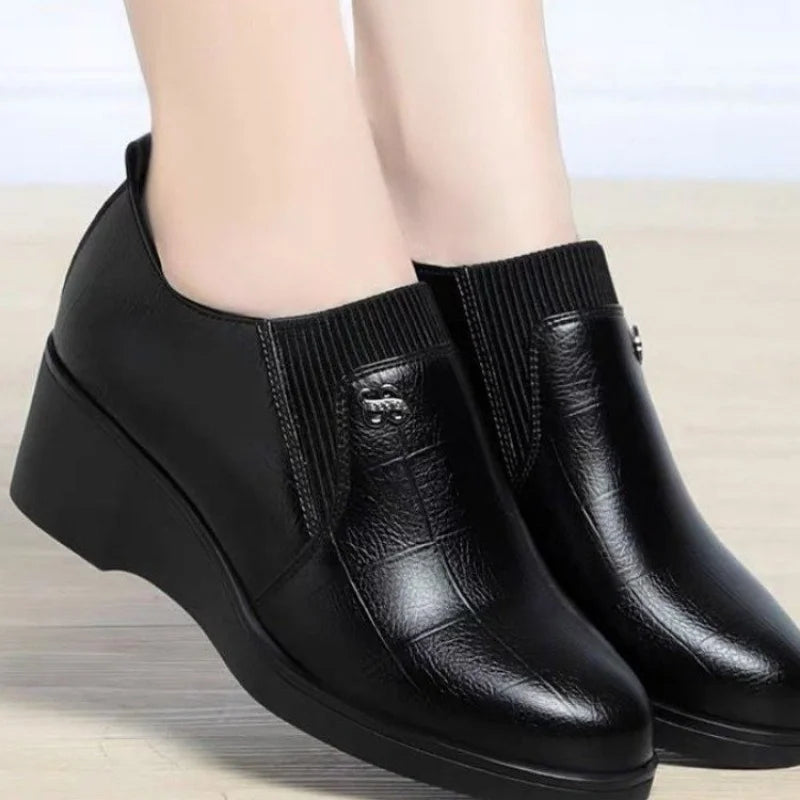 2025 Otoño/Invierno Zapatos de mamá de tacón bajo para mujer: botas cortas elásticas con escote en V profundo, suela suave y cómoda para combinar con vestidos