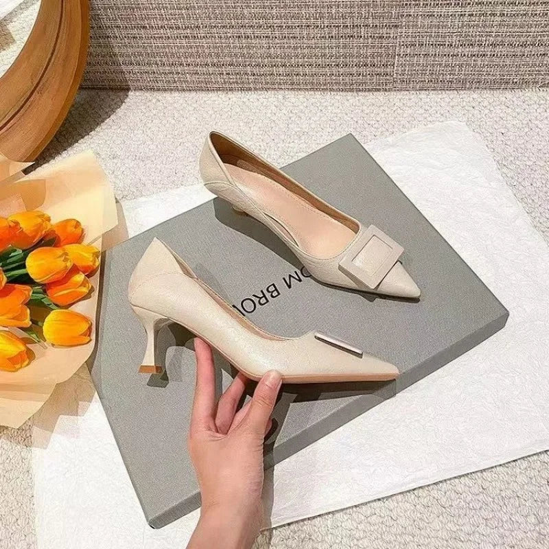 Nuevo estilo, traje de estilo de hadas cómodo y versátil, moda profesional ligera con falda pequeña, tacones altos para mujer