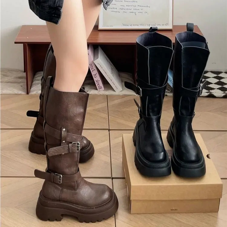 2025 Otoño/Invierno Botas por encima de la rodilla con hebilla de cinturón de cuero marrón-negro-Botas de montar de longitud media con tacón grueso retro que aumentan la altura