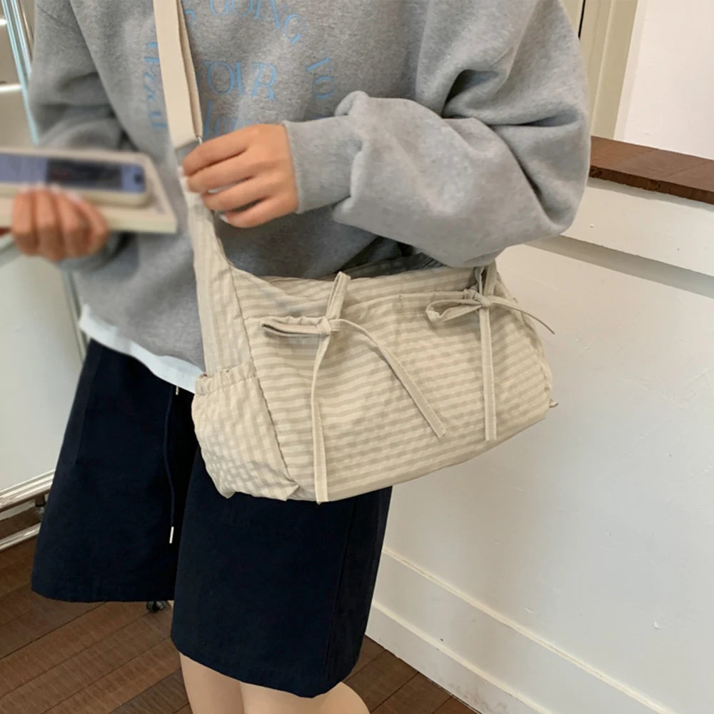 Bolso de hombro individual con rejilla retro de estilo coreano, gran capacidad, versátil para la escuela, el trabajo y los desplazamientos, diseño unisex