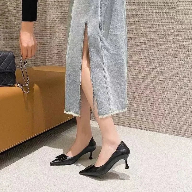 Nuevo estilo, traje de estilo de hadas cómodo y versátil, moda profesional ligera con falda pequeña, tacones altos para mujer
