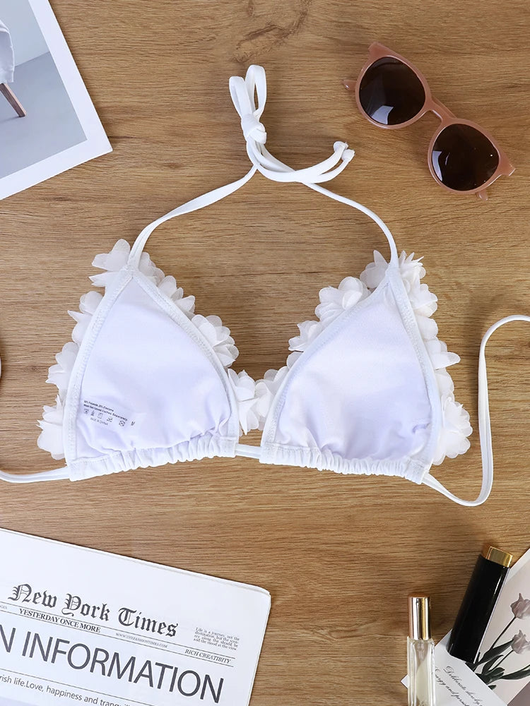 Bikini floral blanco de estilo romántico francés, puro y seductor, favorecedor y fotogénico.