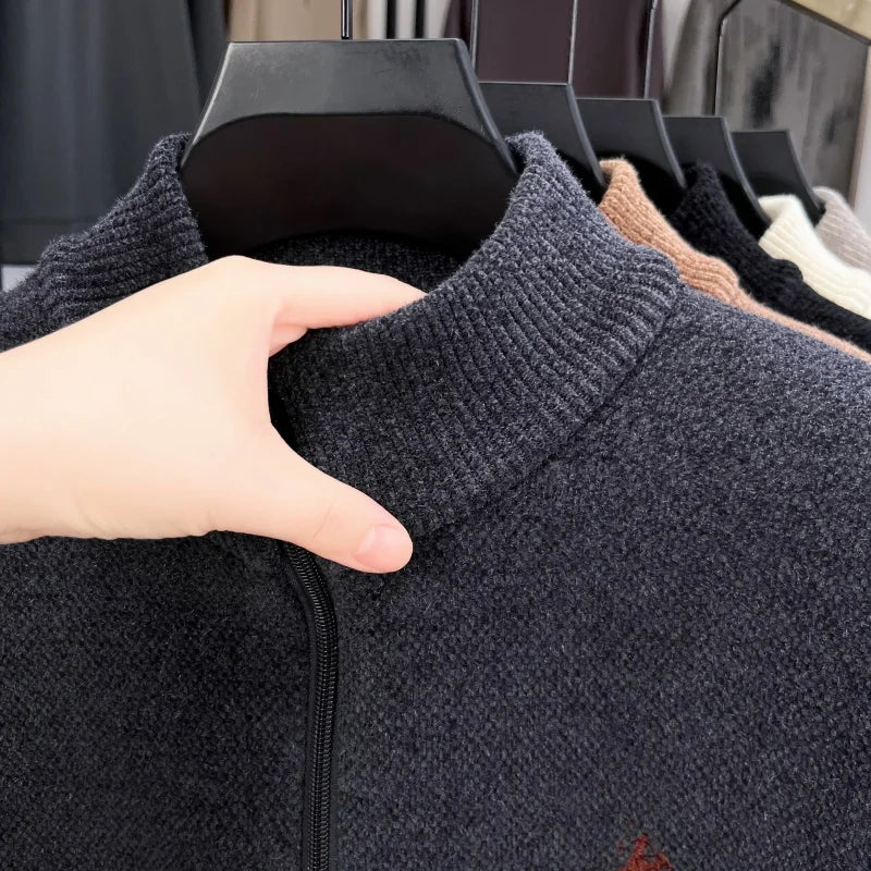 Suéter de Hombre Media Cremallera con Bordado – Cuello Alto