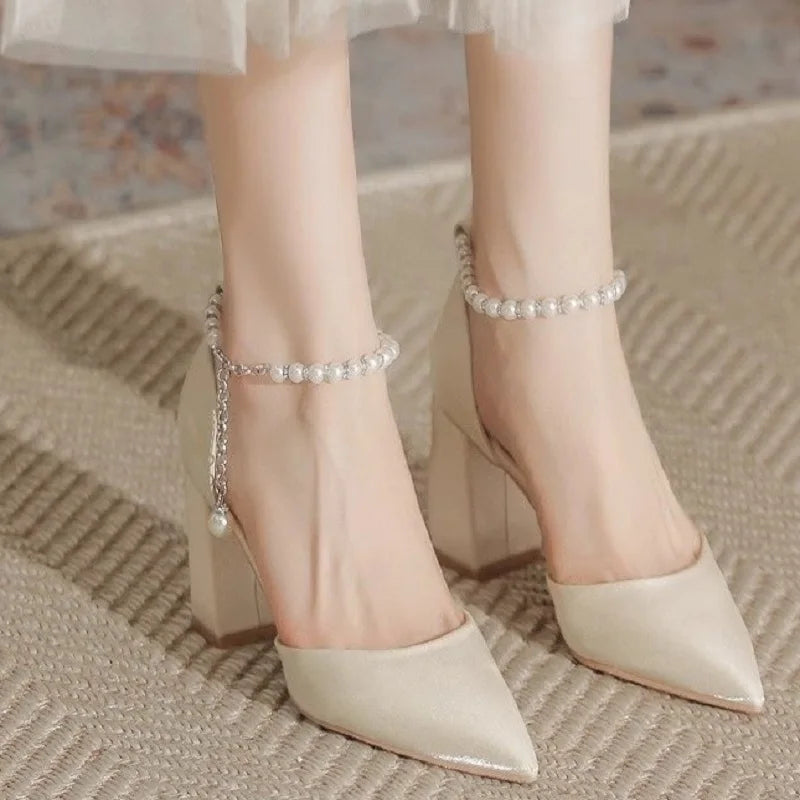 2025 Nuevos y elegantes tacones de satén adornados con perlas - Zapatos de novia de tacón bajo grueso de 5 cm con correa ajustable en el tobillo