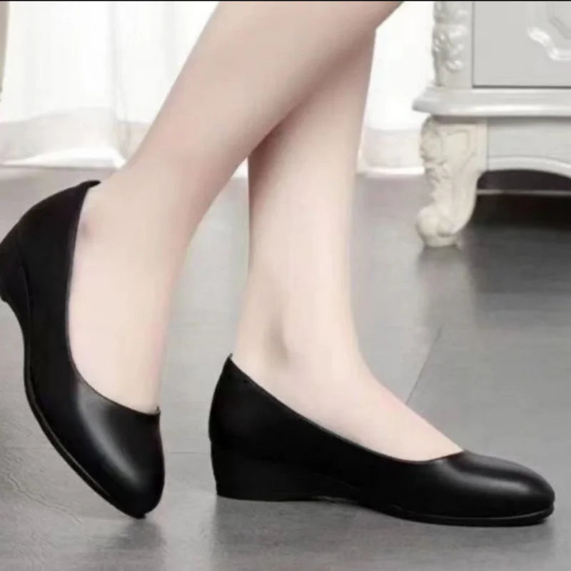2025 Nuevos zapatos planos sin cordones de cuero genuino para mujer: zapatos de trabajo de cuña baja negros, zapatos cómodos para oficina y desplazamientos