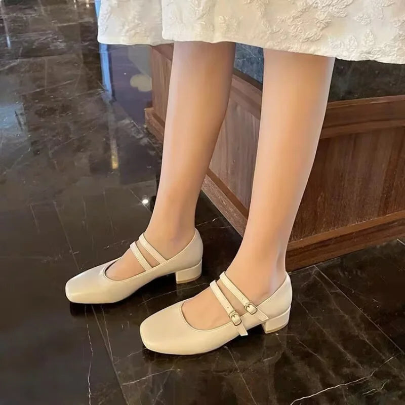 2025 Nuevos zapatos de tacón Mary Jane de charol burdeos para mujer, zapatos de vestir de tacón bajo con doble hebilla dorada de inspiración vintage