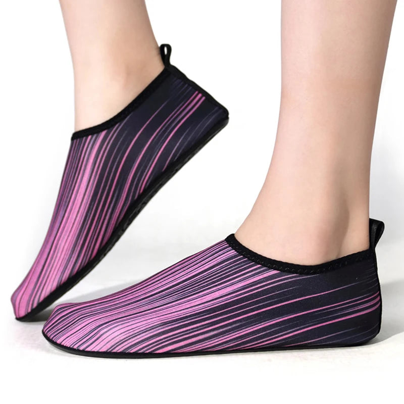 Par de zapatos acuáticos ligeros para hombre y mujer, zapatos de playa para exteriores de secado rápido, antideslizantes, descalzos, verano, 2023