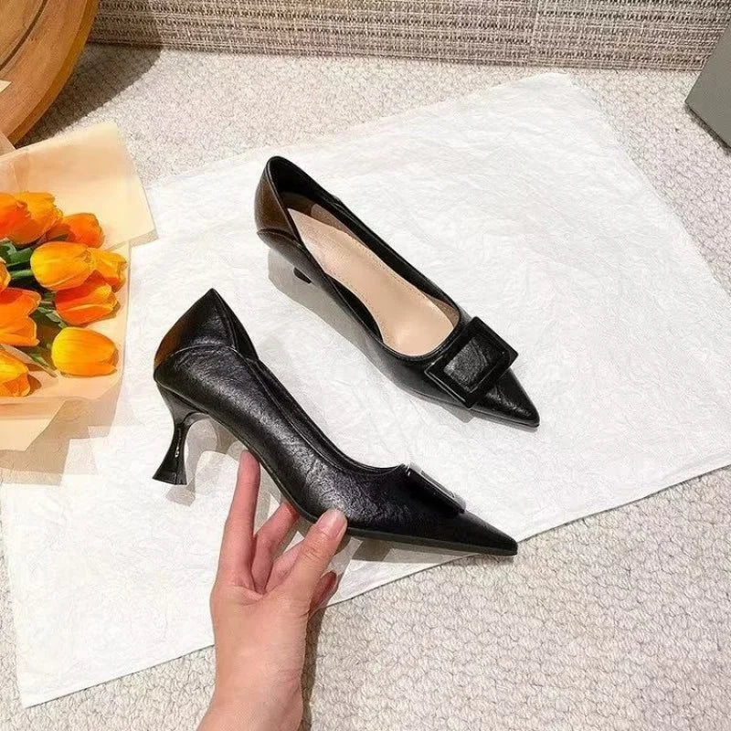 Nuevo estilo, traje de estilo de hadas cómodo y versátil, moda profesional ligera con falda pequeña, tacones altos para mujer