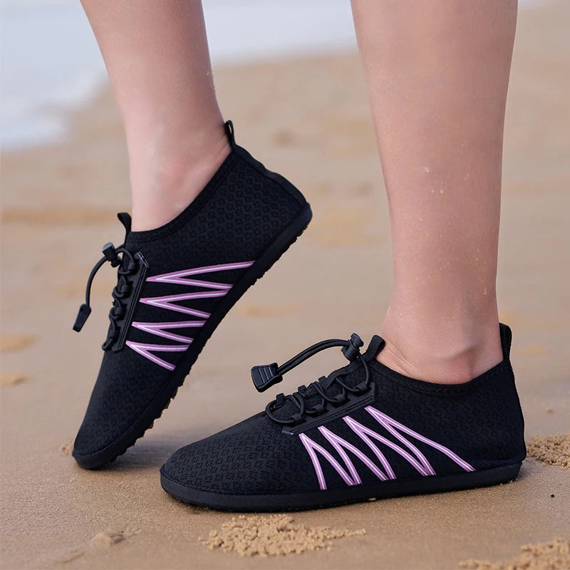 Par de zapatos acuáticos transpirables, zapatos de agua suaves y flexibles para hombre, zapatos de playa antideslizantes para mujer, nuevas zapatillas informales de secado rápido 2025