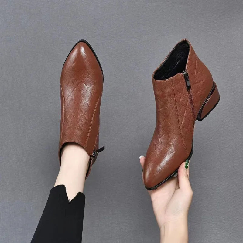2025 nuevas botas de tobillo de tacón bajo con punta estrecha para mujer, botines de moda de cuero suave con cremallera lateral, botas cortas cómodas para Otoño e Invierno