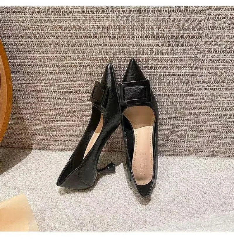 Nuevo estilo, traje de estilo de hadas cómodo y versátil, moda profesional ligera con falda pequeña, tacones altos para mujer