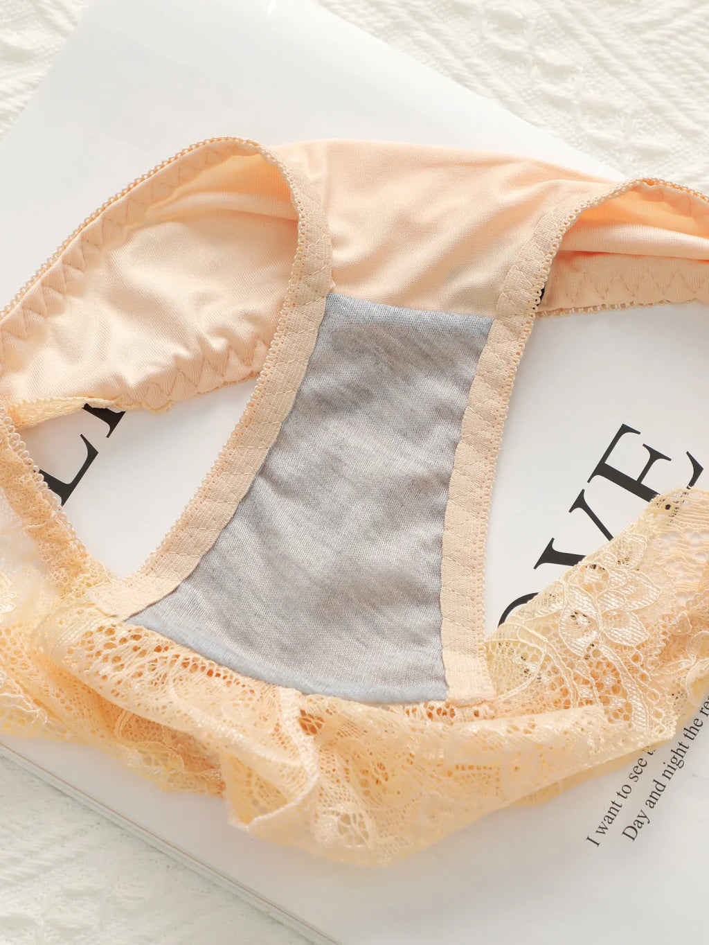 Conjunto de Sujetador y Tanga con Bordado Floral