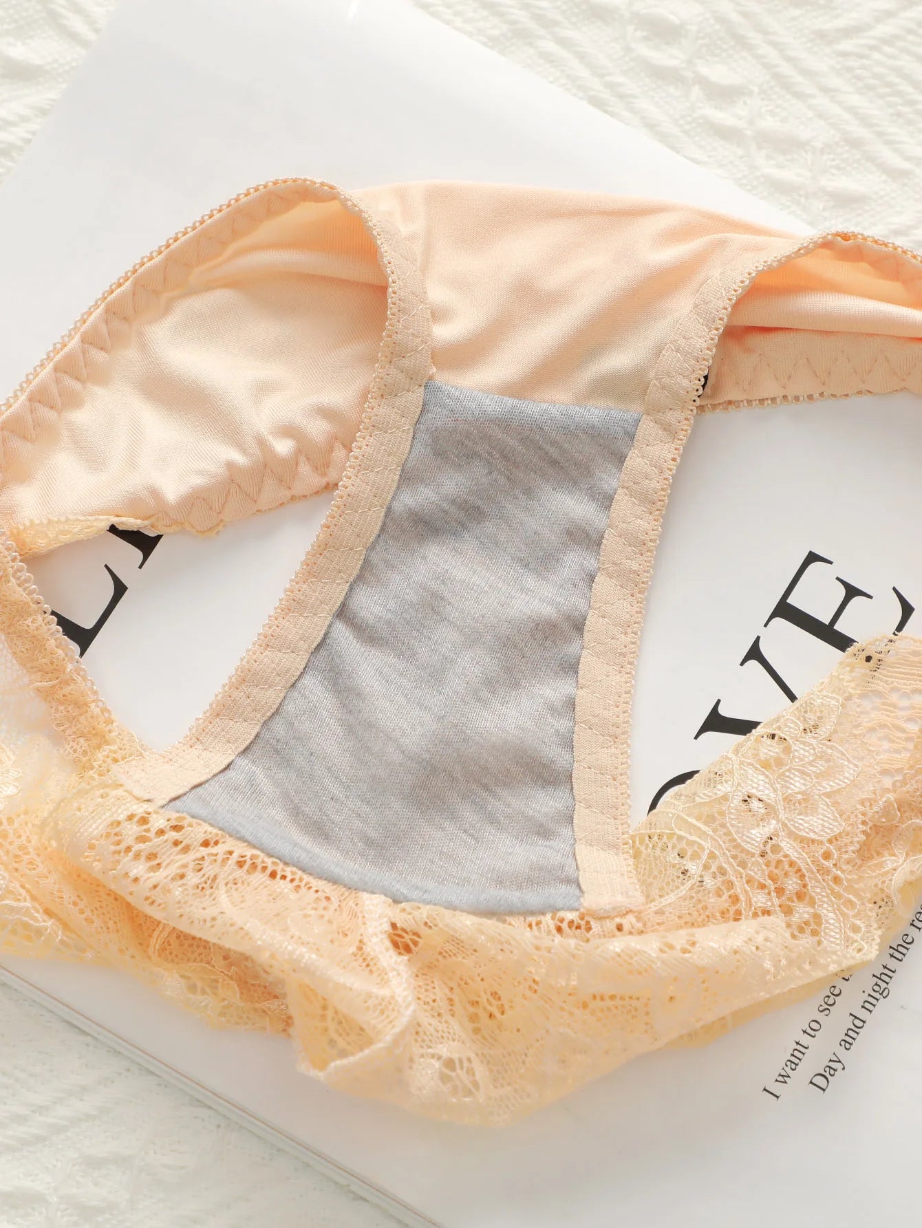 Conjunto de Sujetador y Tanga con Bordado Floral