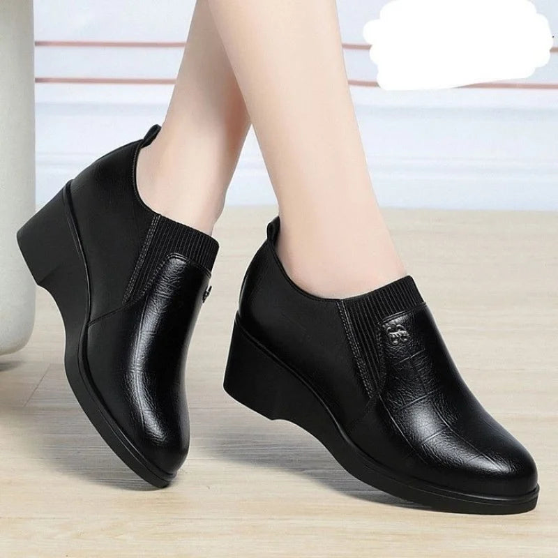 2025 Otoño/Invierno Zapatos de mamá de tacón bajo para mujer: botas cortas elásticas con escote en V profundo, suela suave y cómoda para combinar con vestidos