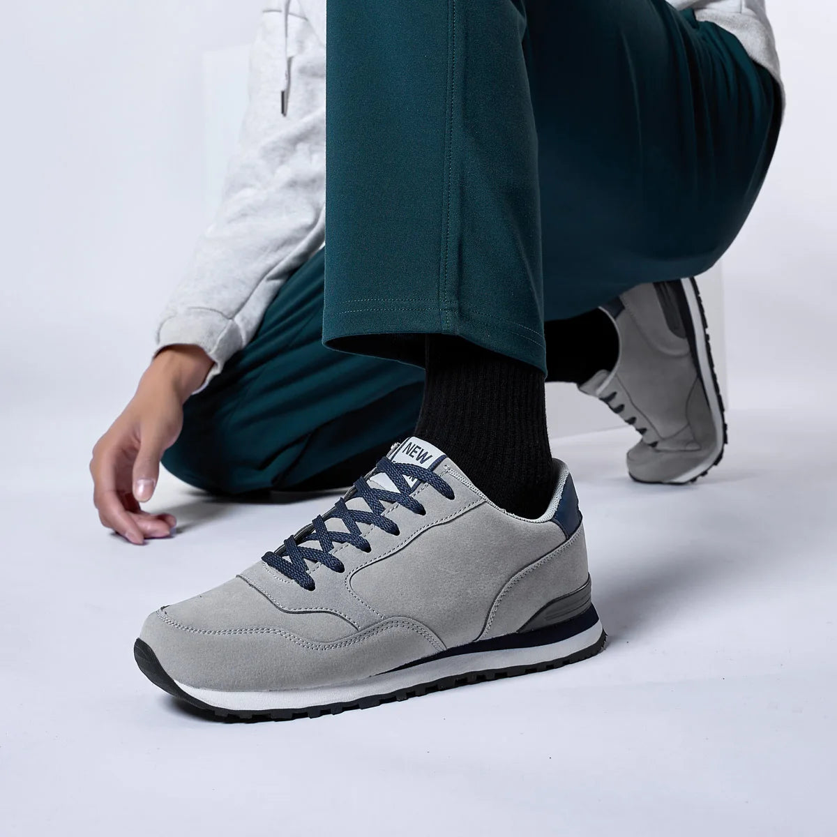 Nuevas de cuero, zapatos para correr para hombre, zapatillas Unisex cálidas de invierno, zapatos ligeros para caminar para mujer, zapatos deportivos de plantilla suave con cordones 37-47
