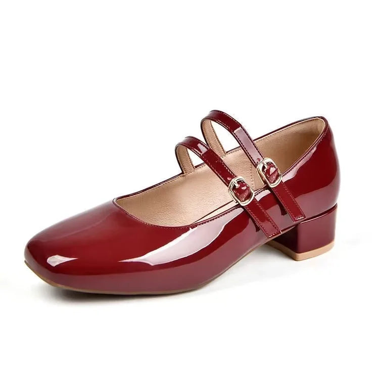 2025 Nuevos zapatos de tacón Mary Jane de charol burdeos para mujer, zapatos de vestir de tacón bajo con doble hebilla dorada de inspiración vintage