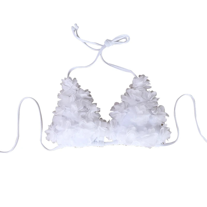 Bikini floral blanco de estilo romántico francés, puro y seductor, favorecedor y fotogénico.