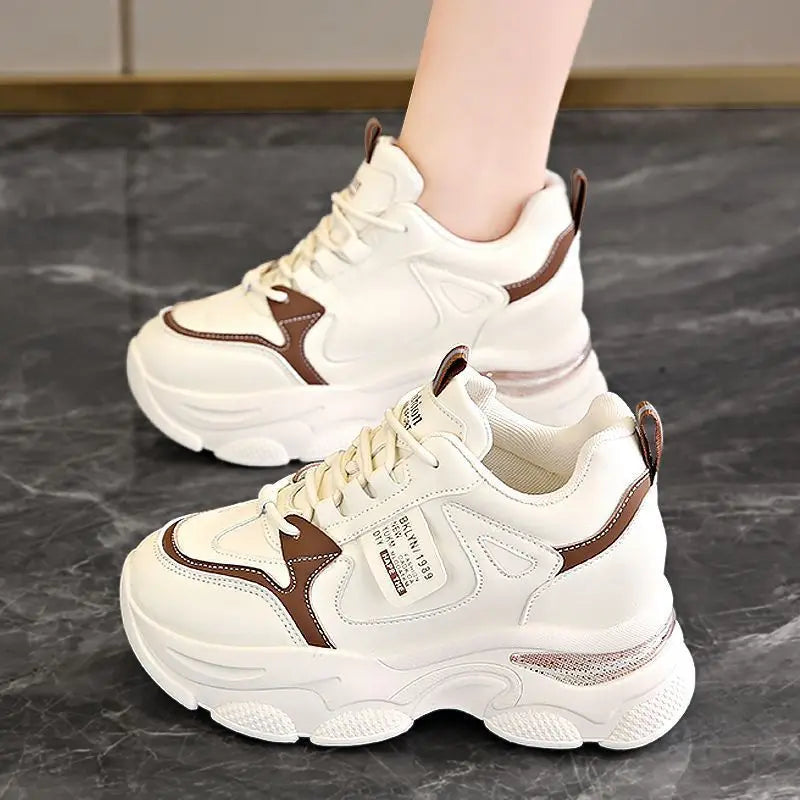 Zapatos deportivos ligeros de suela gruesa para mujer, calzado informal blanco nuevo para primavera y otoño, zapatos con suela gruesa y aumento de altura