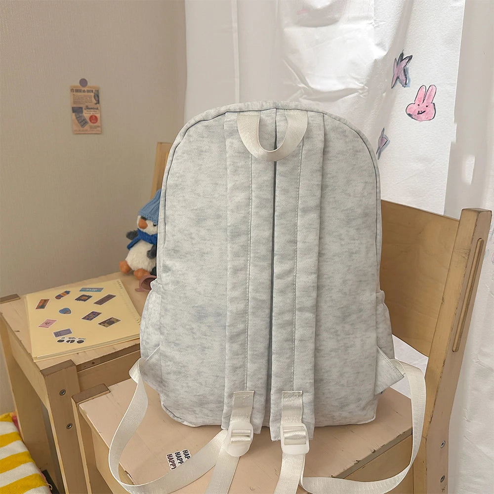 Mochila Casual con Bordado Gris Jaspeado, Ligera y Minimalista
