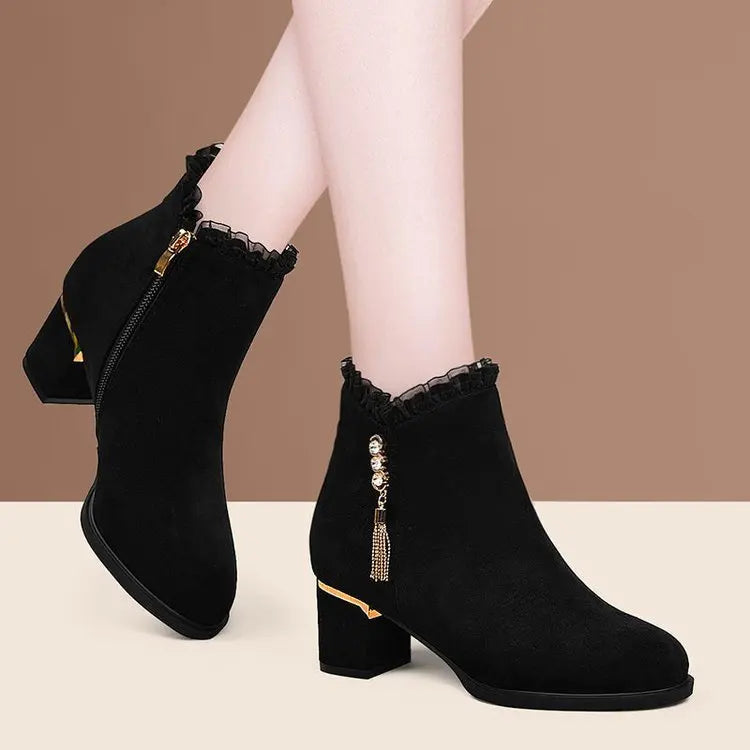 2025 Botas de invierno de estilo nuevo británico para mujer, botines de tacón medio con forro peludo y borlas y punta redonda, decoración de diamantes con cremallera lateral