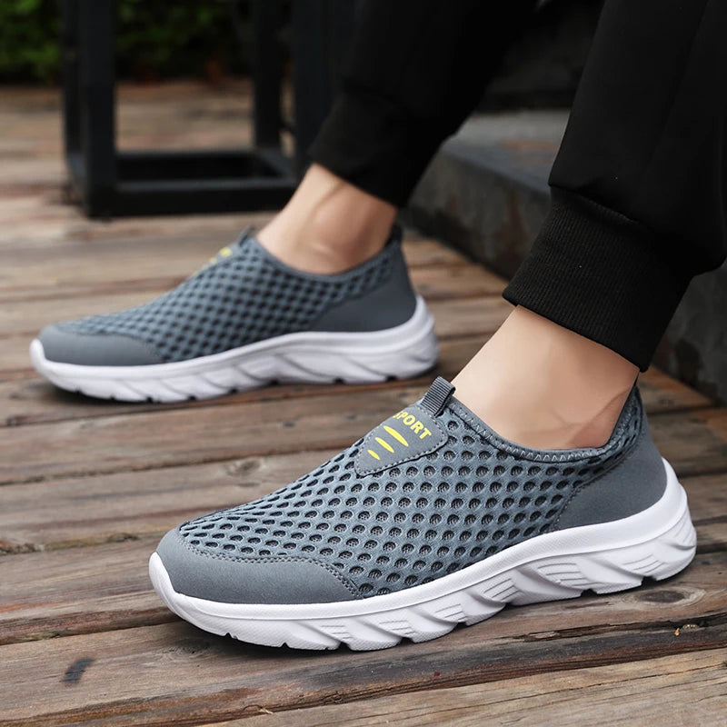 Zapatillas informales transpirables para hombre, zapatos informales ligeros antideslizantes para exteriores, mocasines planos suaves para caminar y trotar, novedad de 2024