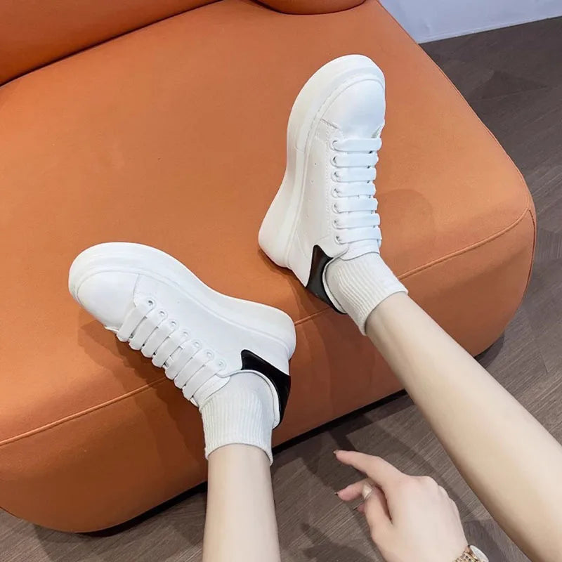 Zapatillas deportivas unisex con plataforma para hombre y mujer, para primavera y otoño, versátiles, a la moda, informales, blancas, de diseñador, con tacón oculto.