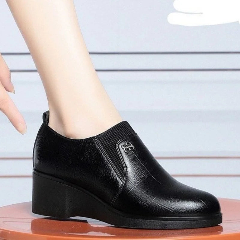 2025 Otoño/Invierno Zapatos de mamá de tacón bajo para mujer: botas cortas elásticas con escote en V profundo, suela suave y cómoda para combinar con vestidos