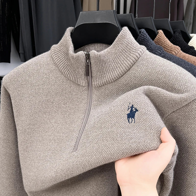 Suéter de Hombre Media Cremallera con Bordado – Cuello Alto
