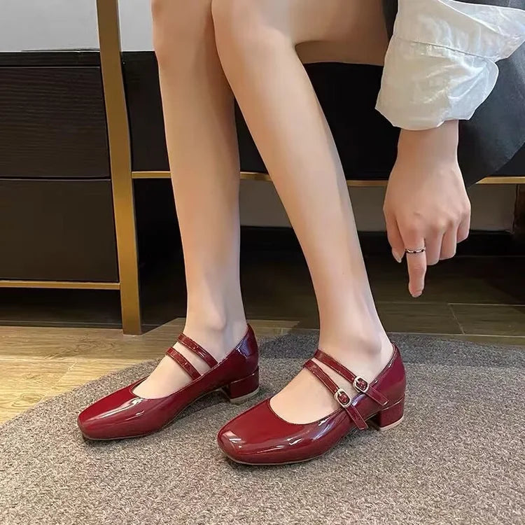 2025 Nuevos zapatos de tacón Mary Jane de charol burdeos para mujer, zapatos de vestir de tacón bajo con doble hebilla dorada de inspiración vintage