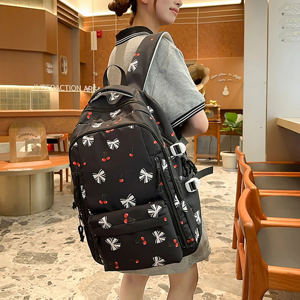 Mochila de Nailon con Estampado de Cerezas y Lazos, Mochila Grande con Múltiples Bolsillos, Ligera y Resistente al Agua para la Escuela y Uso Diario