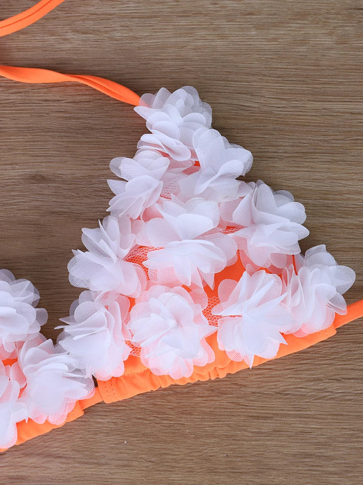Bikini naranja hecho a mano con flores 3D, cuello cruzado y parte inferior triangular, para pechos pequeños, realza y estiliza.