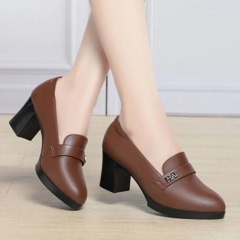 Nueva llegada de primavera, mocasines de tacón medio de bloque de cuero suave, comodidad de pie, viajes de oficina, zapatos de mujer versátiles adelgazantes
