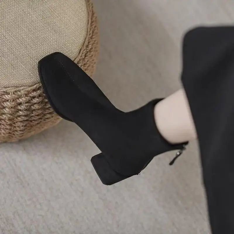 2025 Nuevos botines puntiagudos de estilo británico para mujer: botines de tacón grueso, botas de oficina versátiles para otoño/invierno