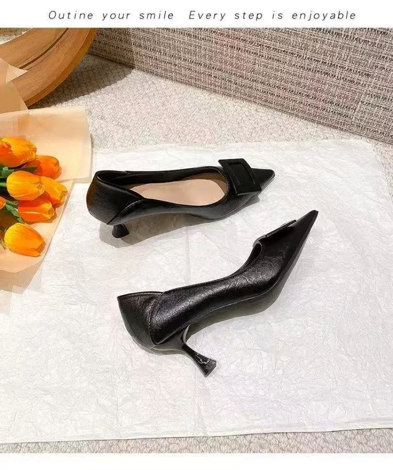 Nuevo estilo, traje de estilo de hadas cómodo y versátil, moda profesional ligera con falda pequeña, tacones altos para mujer