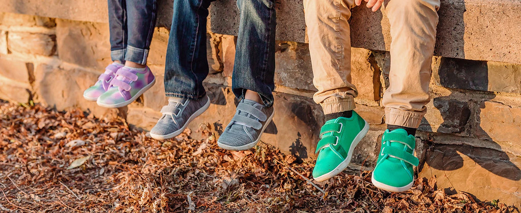 HOBIBEAR Zapatos descalzos para niños y niñas, zapatillas con punta ancha y cierre de gancho, zapatos transpirables ligeros de malla (para niños pequeños/niños pequeños/niños grandes)