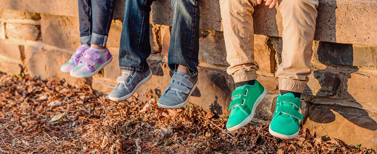 HOBIBEAR Zapatos descalzos para niños y niñas, zapatillas con punta ancha y cierre de gancho, zapatos transpirables ligeros de malla (para niños pequeños/niños pequeños/niños grandes)