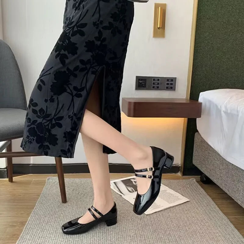 2025 Nuevos zapatos de tacón Mary Jane de charol burdeos para mujer, zapatos de vestir de tacón bajo con doble hebilla dorada de inspiración vintage