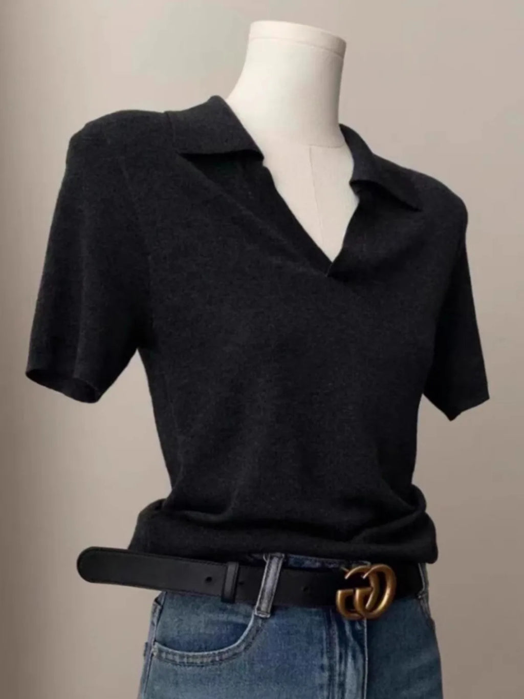 Camiseta de Seda Helada con Cuello Polo y Hombros Descubiertos