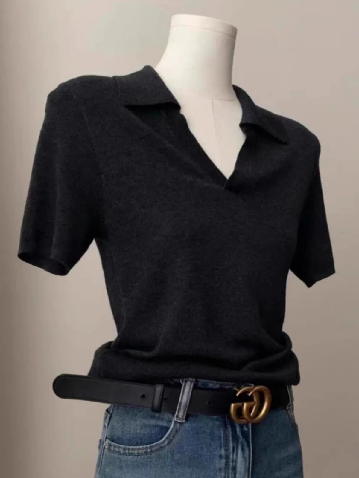 Camiseta de Seda Helada con Cuello Polo y Hombros Descubiertos