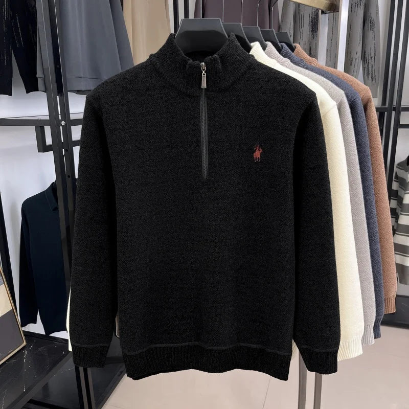 Suéter de Hombre Media Cremallera con Bordado – Cuello Alto