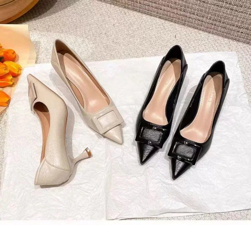 Nuevo estilo, traje de estilo de hadas cómodo y versátil, moda profesional ligera con falda pequeña, tacones altos para mujer